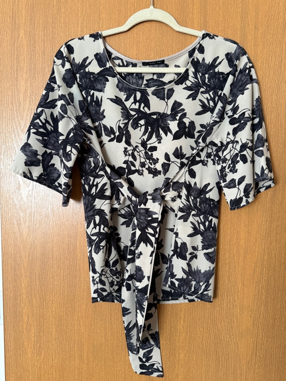 West Kei Cream Floral Tie‑Front Blouse – Size Small